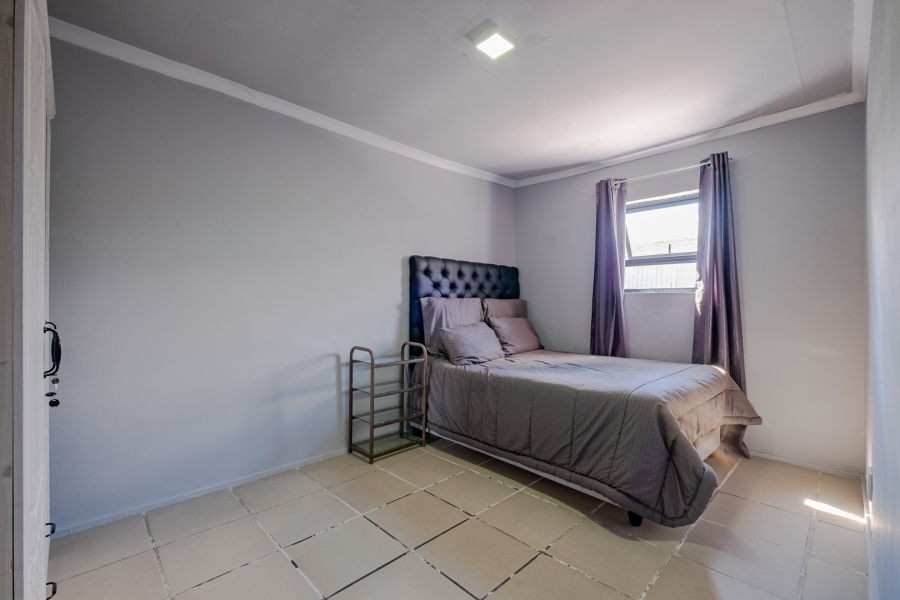 5 Bedroom Property for Sale in Lentegeur Western Cape